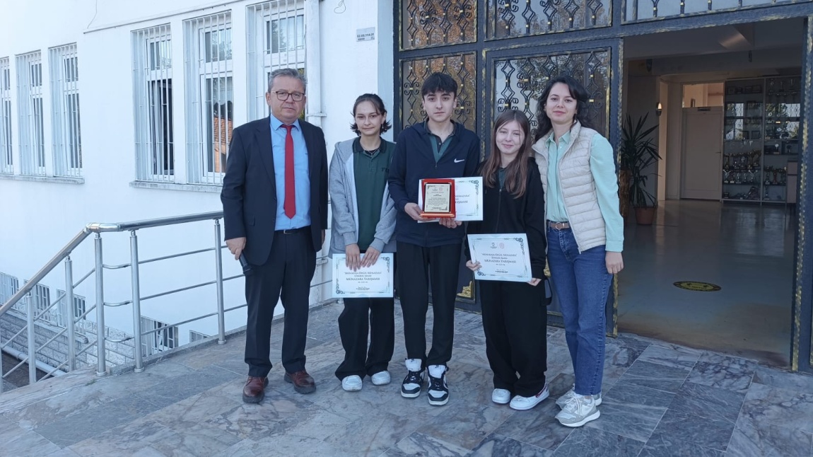 Münazara Başarısına Teşekkür Belgesi ve Plaket